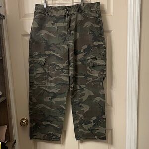 SHEIN Women’s Green Camouflage Curvy Cargo Pants